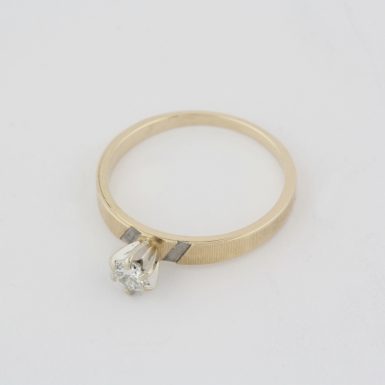 Pre-Owned 14 Karat Yellow Gold Solitair Engagement Ring